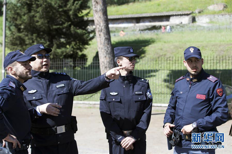 Policiais chineses fazem patrulha em Roma e Milão