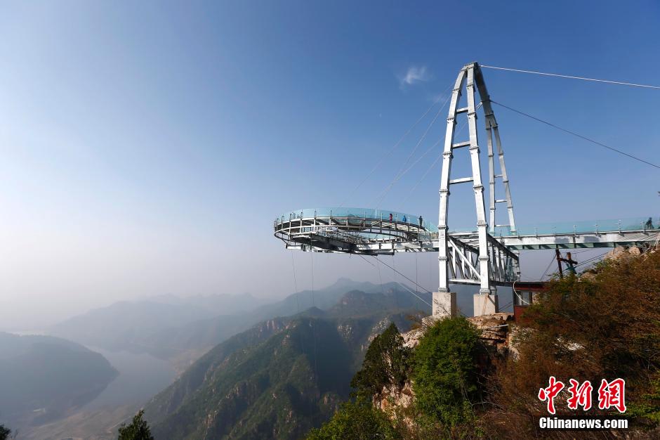 Maior mirante de vidro do mundo é inaugurado em Beijing