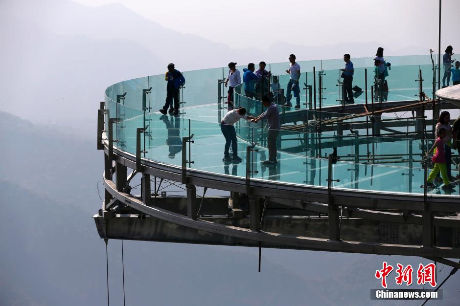 Maior mirante de vidro do mundo é inaugurado em Beijing