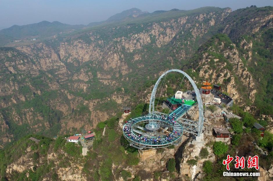 Maior mirante de vidro do mundo é inaugurado em Beijing