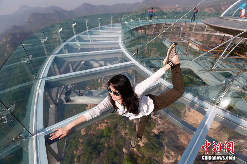 Maior mirante de vidro do mundo é inaugurado em Beijing