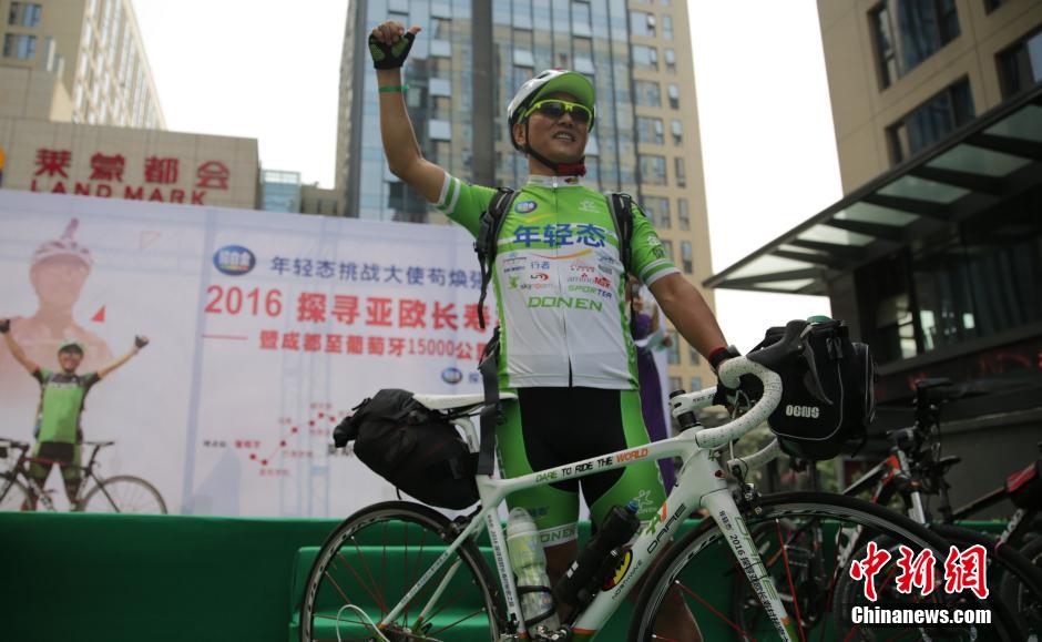 Homem chinês vai de Chengdu a Lisboa de bicicleta