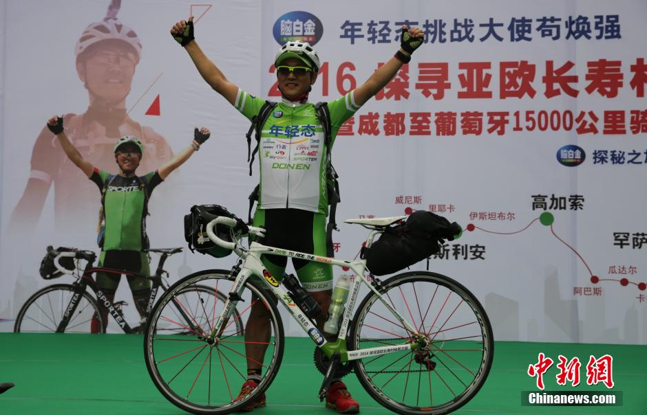 Homem chinês vai de Chengdu a Lisboa de bicicleta