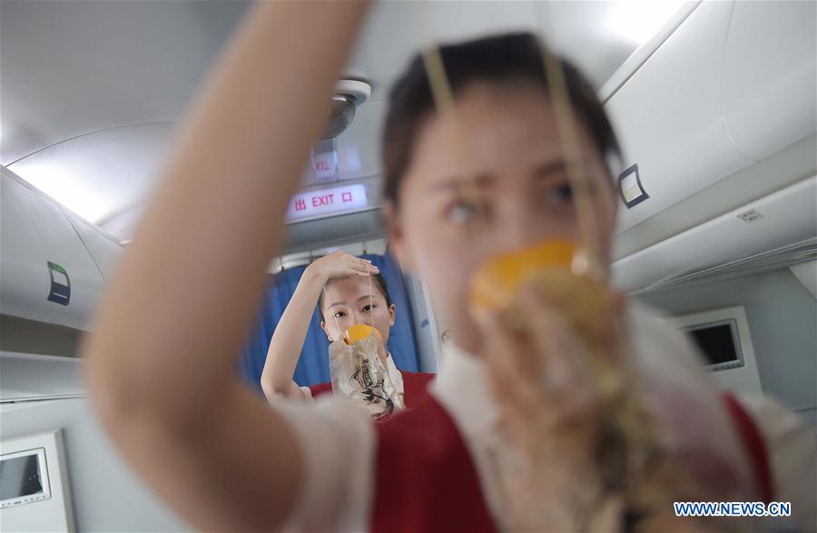 Estudantes universitárias do segundo ano praticam para se tornarem aeromoças profissionais