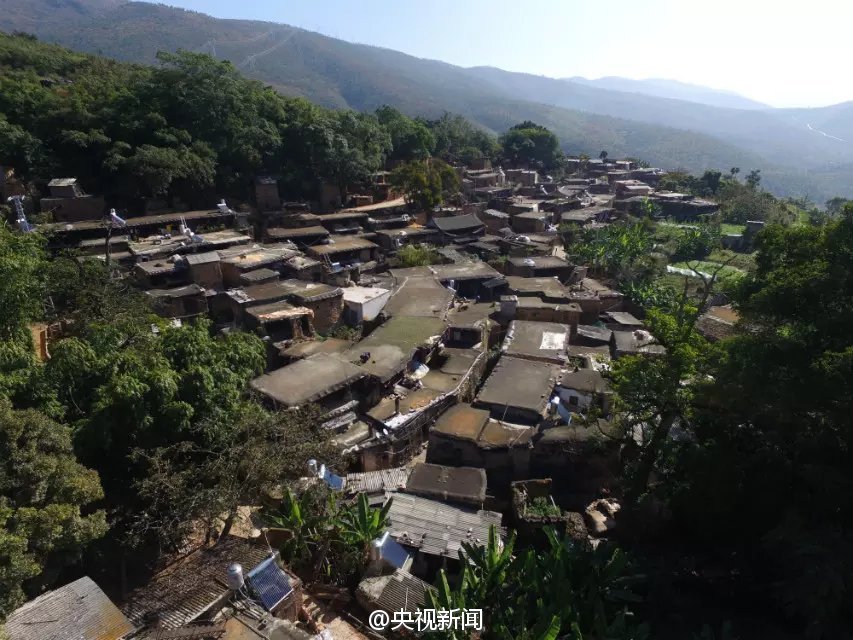 Aldeia antiga com casas construidas por fósseis de 375 milhões de anos