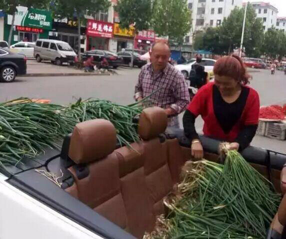 Homem em Shandong usa BMW para vender cebolinho