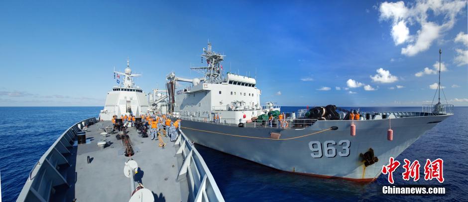 Frota do Mar do Sul da China da marinha chinesa realiza exercício de abastecimento