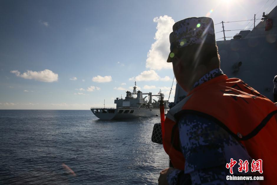 Frota do Mar do Sul da China da marinha chinesa realiza exercício de abastecimento