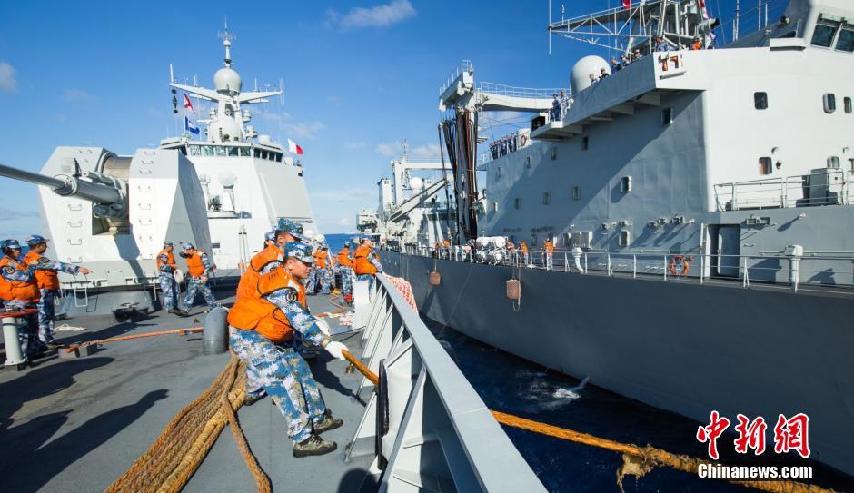 Frota do Mar do Sul da China da marinha chinesa realiza exercício de abastecimento