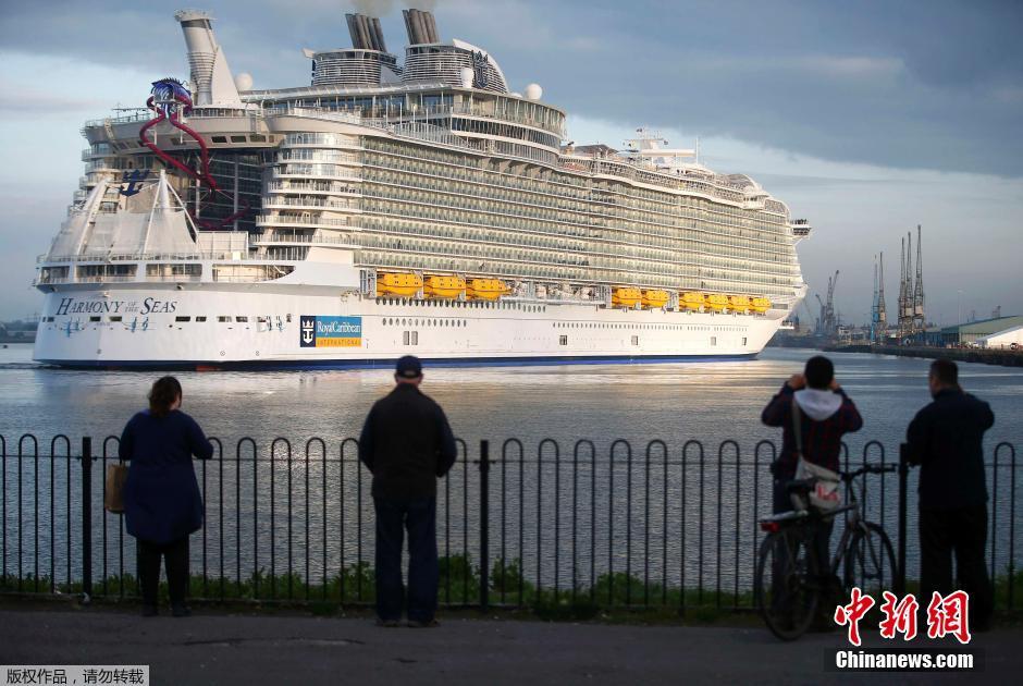 Maior navio cruzeiro do mundo aporta no Reino Unido