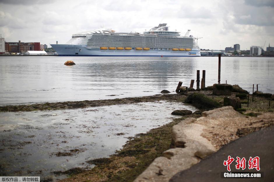 Maior navio cruzeiro do mundo aporta no Reino Unido