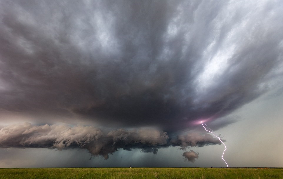 Fotógrafo europeu captura fotos incríveis de tempestades na Alameda dos Tornados, nos EUA