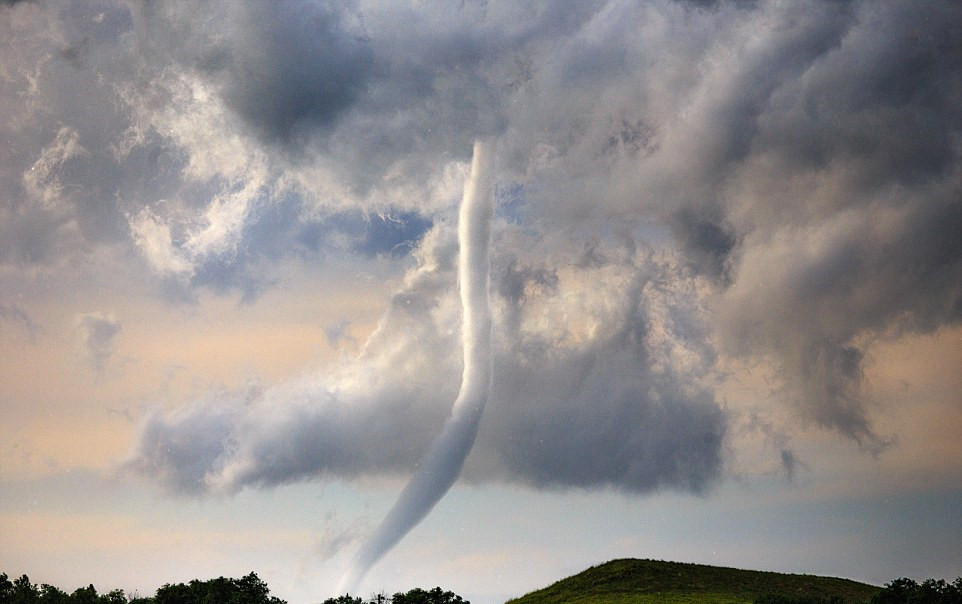 Fotógrafo europeu captura fotos incríveis de tempestades na Alameda dos Tornados, nos EUA