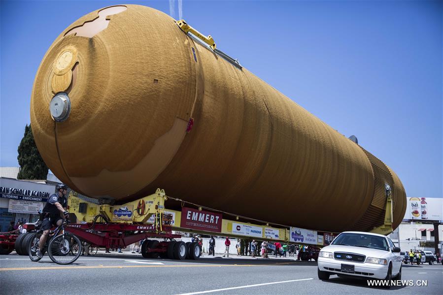 Tanque de combustível espacial é transportado para o Centro de Ciências da Califórnia