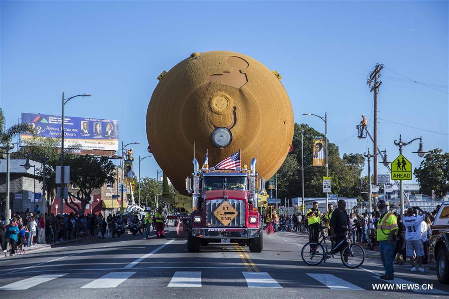 Tanque de combustível espacial é transportado para o Centro de Ciências da Califórnia