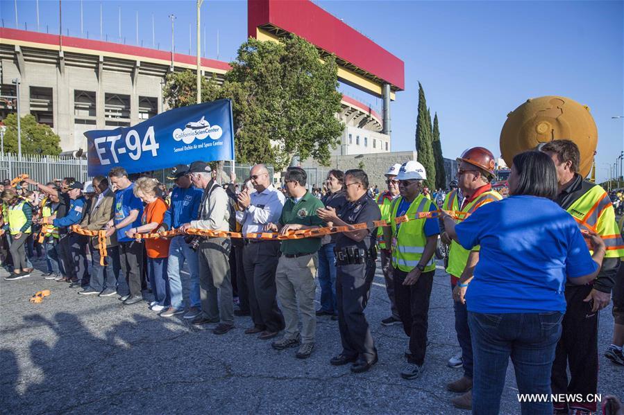 Tanque de combustível espacial é transportado para o Centro de Ciências da Califórnia