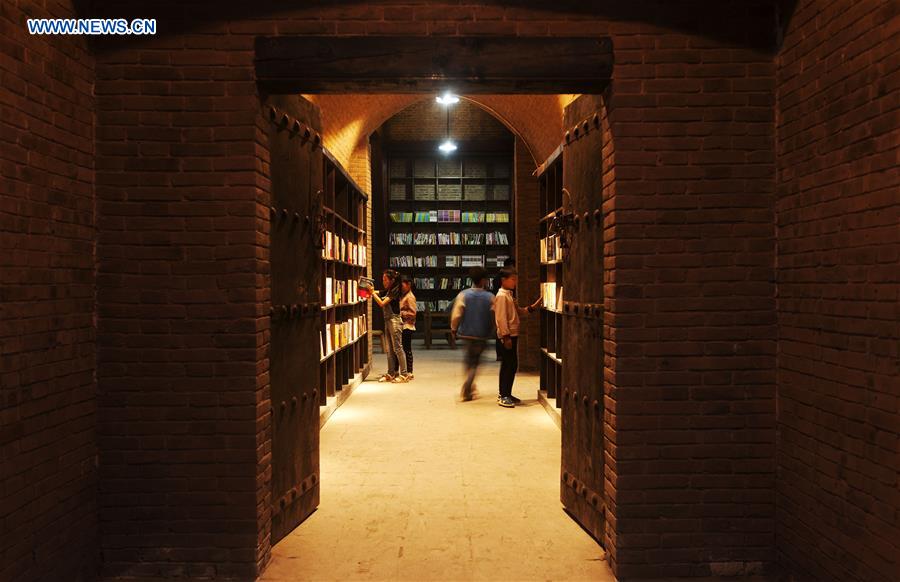 Biblioteca-caverna atrai leitores no centro da China