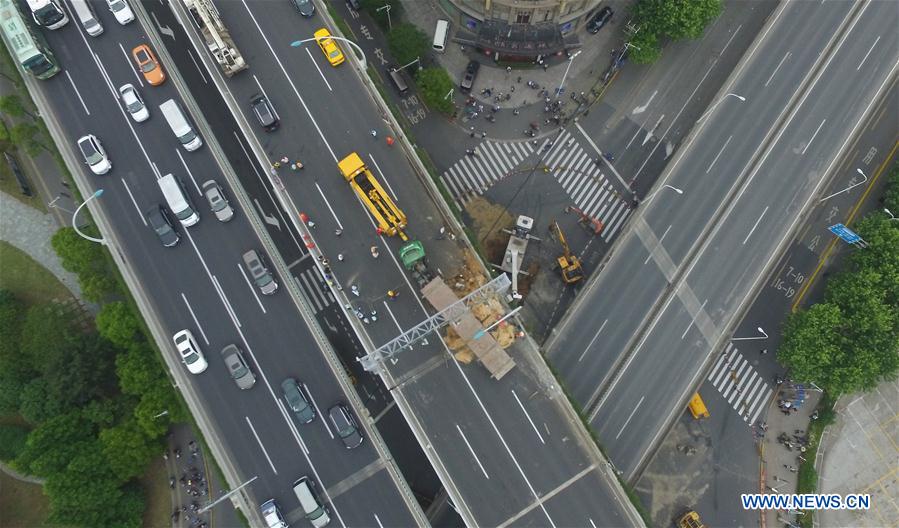 Caminhão com carga acima do peso tomba em viaduto de Shanghai