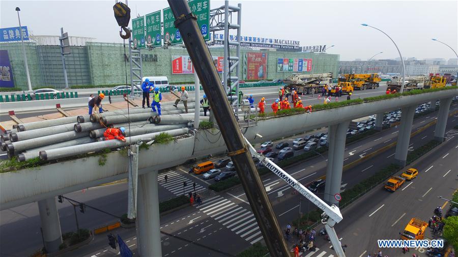 Caminhão com carga acima do peso tomba em viaduto de Shanghai