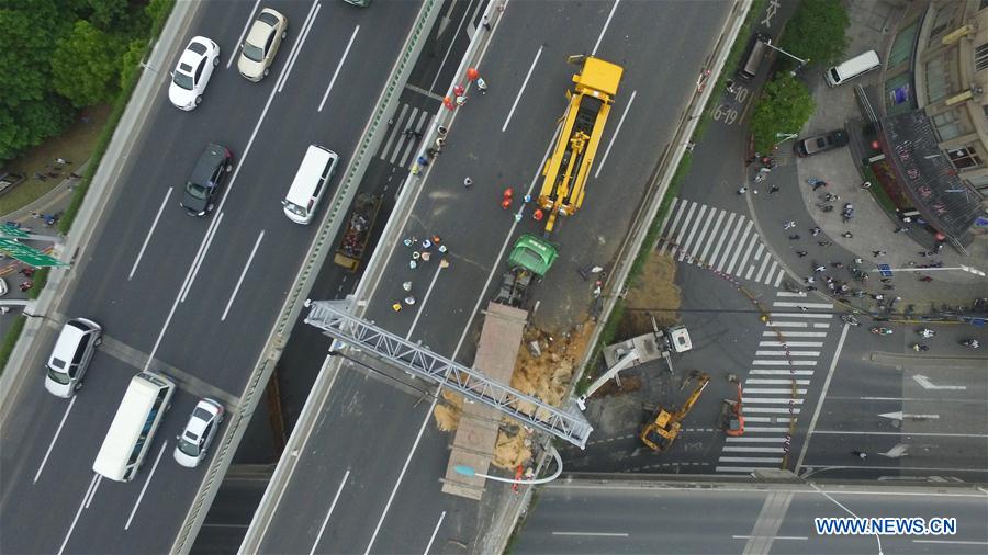 Caminhão com carga acima do peso tomba em viaduto de Shanghai