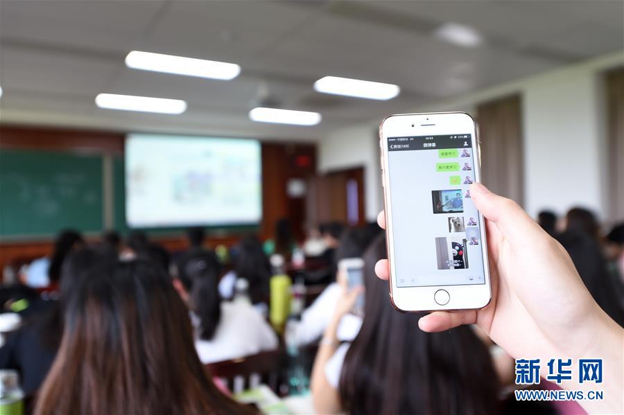 Professor usa o WeChat para marcar a presença dos alunos na universidade