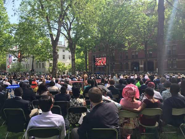 Universidade de Harvard tem aluno chinês discursando na graduação pela primeira vez