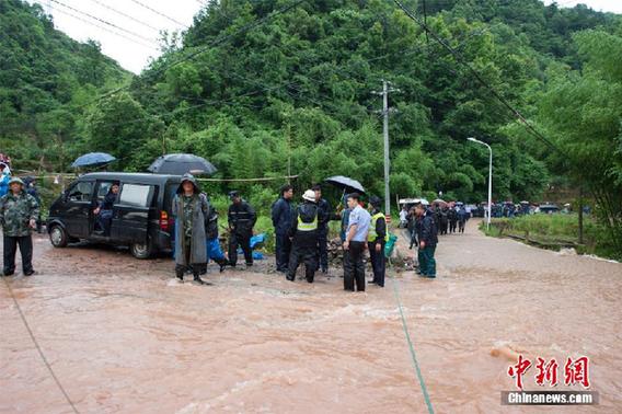 Deslizamento de terra deixa três mortos e três desaparecidos no leste da China