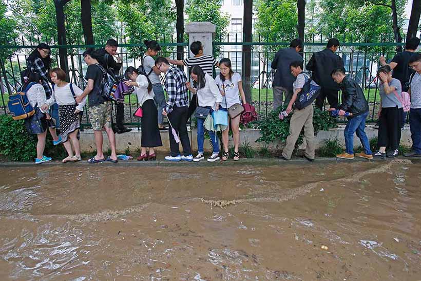 Chuva torrencial atinge cidade no centro da China