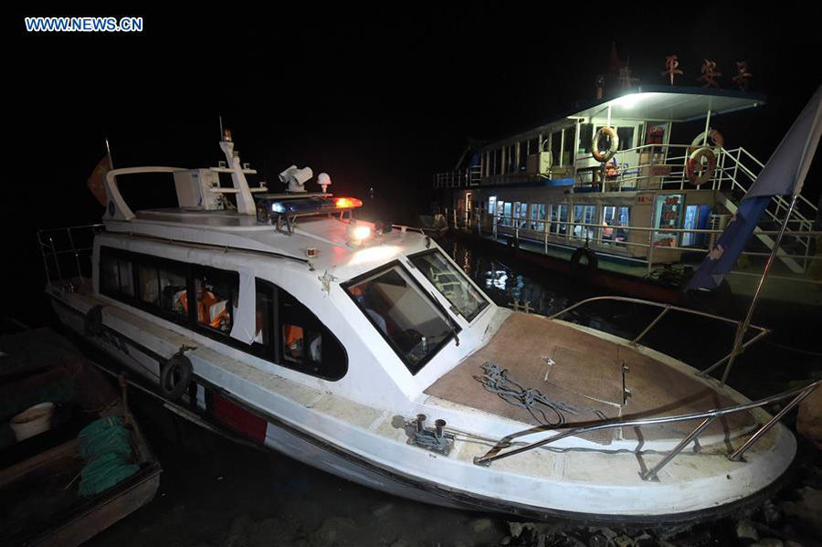 Passeios de barco são suspensos após embarcação virar