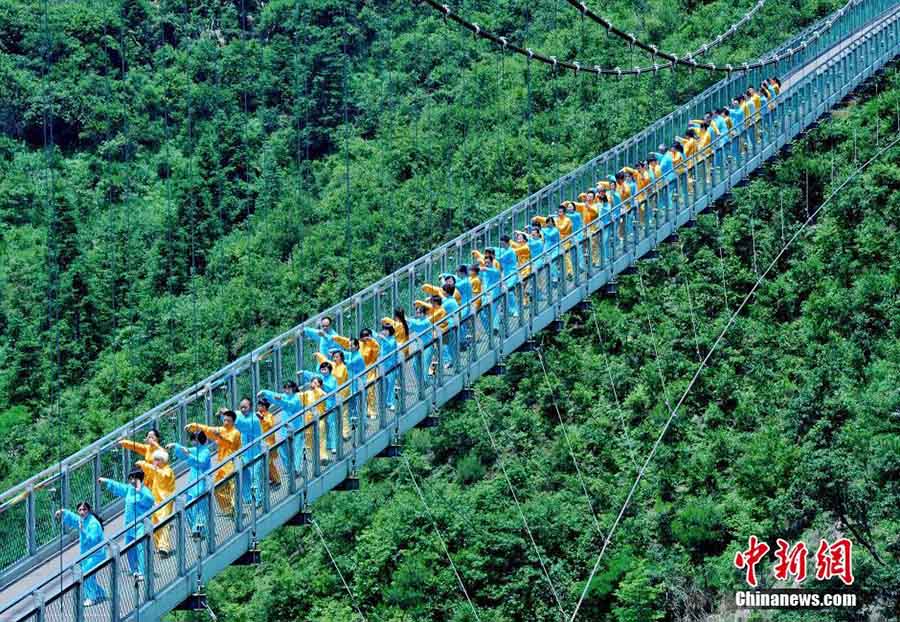 Grupo de entusiastas de Tai Chi ocupa ponte em Jiangxi