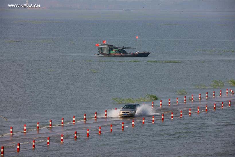 Chuvas no Lago Poyang fazem estrada quase sumir embaixo d’água