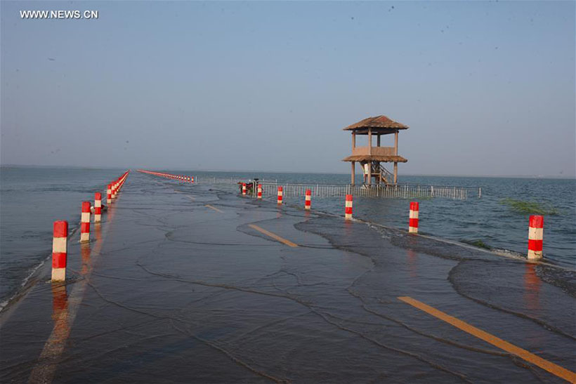 Chuvas no Lago Poyang fazem estrada quase sumir embaixo d’água