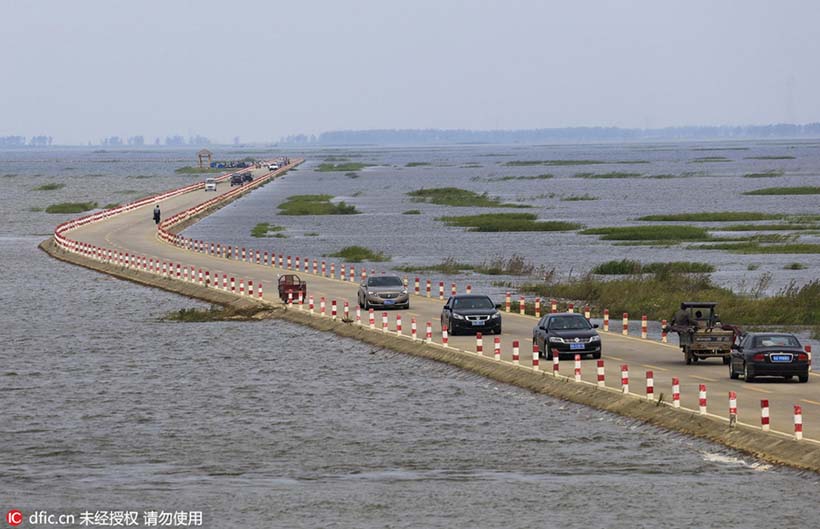 Chuvas no Lago Poyang fazem estrada quase sumir embaixo d’água