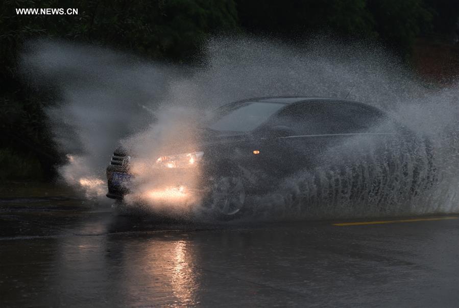 Chuva pesada deixa um morto e outro desaparecido no sul da China