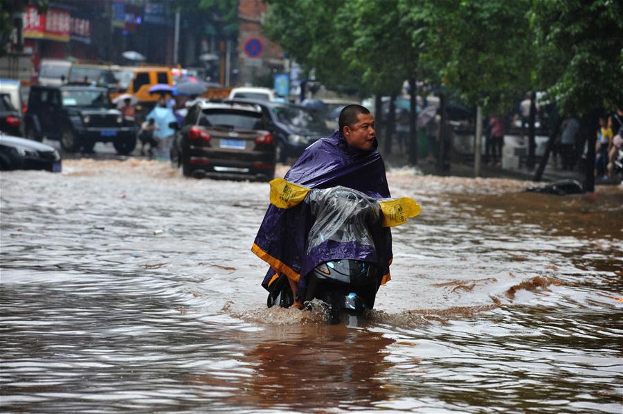 Chuva e deslizamentos de terra deixam 13 mortos e 13 desaparecidos na China