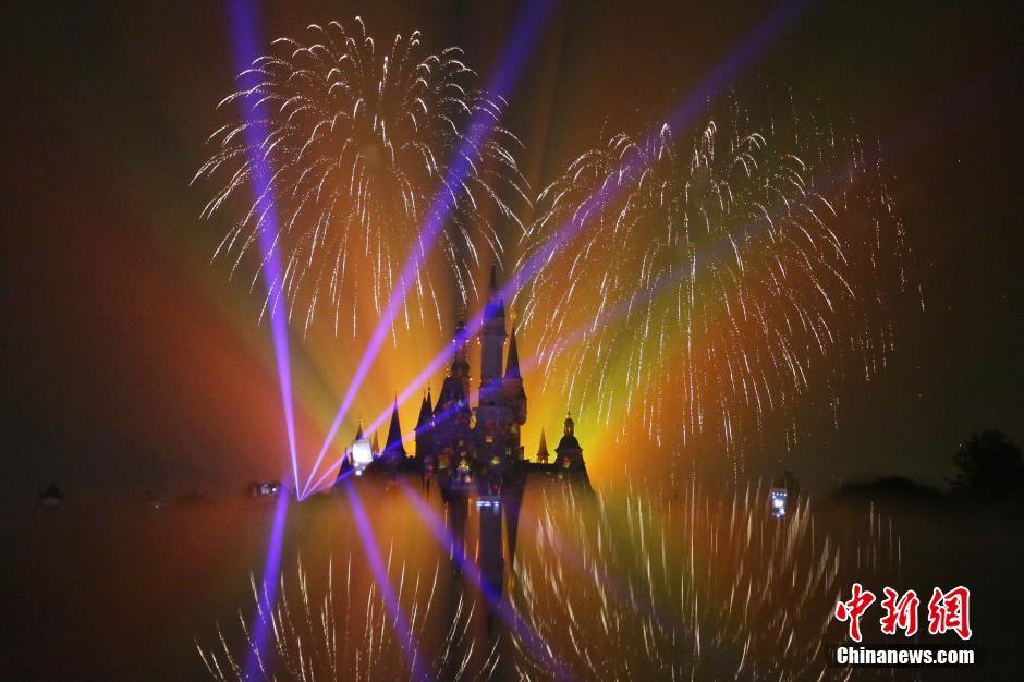 Disney inaugura seu primeiro parque na parte continental da China