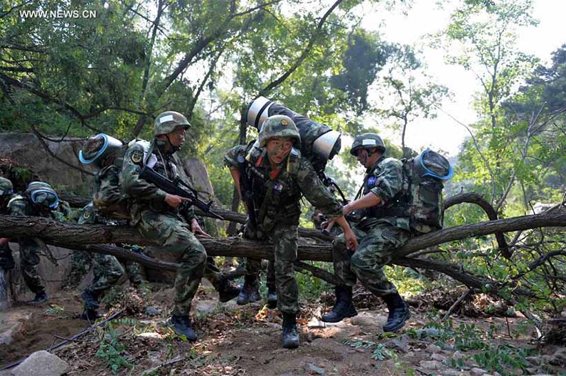 Polícia armada realiza treinamento na Montanha Tai