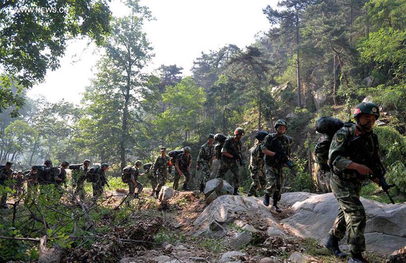 Polícia armada realiza treinamento na Montanha Tai