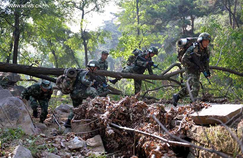 Polícia armada realiza treinamento na Montanha Tai