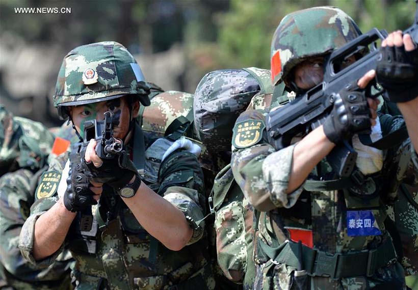 Polícia armada realiza treinamento na Montanha Tai