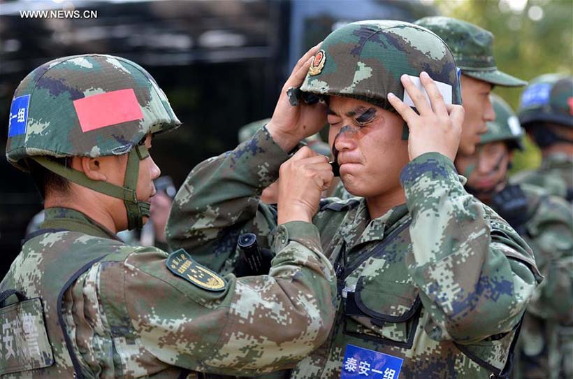 Polícia armada realiza treinamento na Montanha Tai