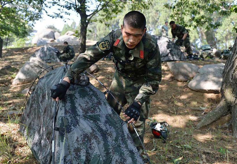 Polícia armada realiza treinamento na Montanha Tai