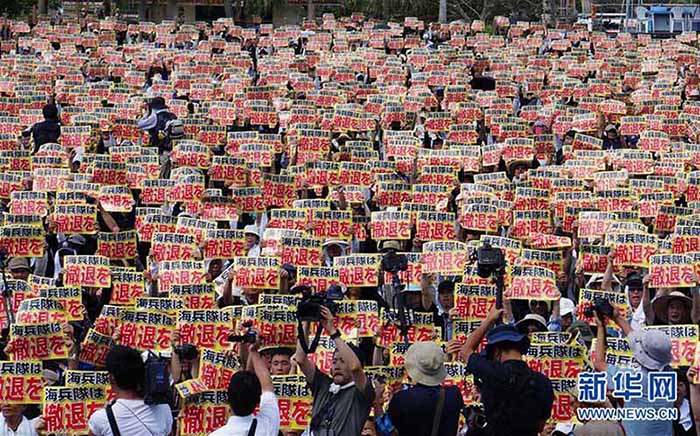 Milhares de japoneses protestam contra tropas norte-americanas no país