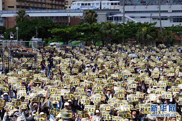 Milhares de japoneses protestam contra tropas norte-americanas no país