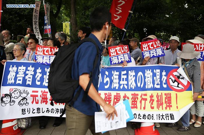 Milhares de japoneses protestam contra tropas norte-americanas no país