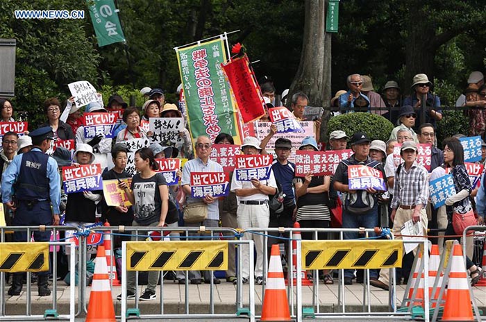 Milhares de japoneses protestam contra tropas norte-americanas no país