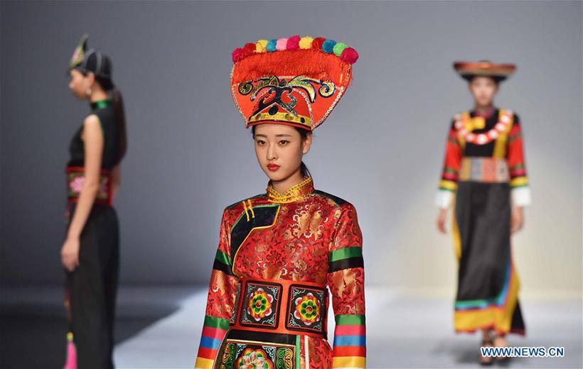 Desfile de vestidos folclóricos chineses é aberto em Beijing