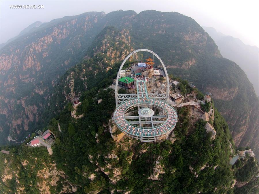 Praticantes de Yoga treinam no maior mirante de vidro do mundo