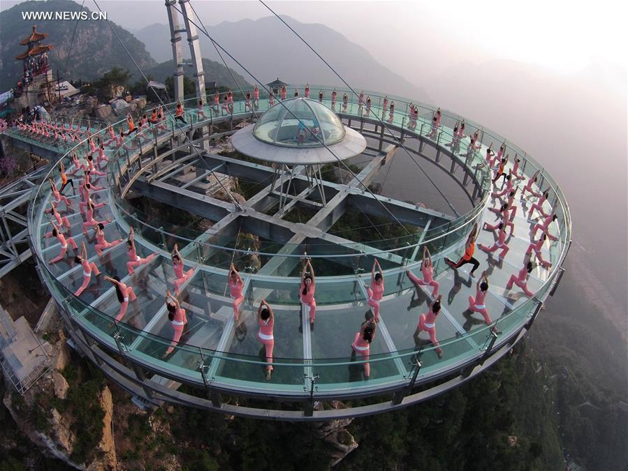 Praticantes de Yoga treinam no maior mirante de vidro do mundo