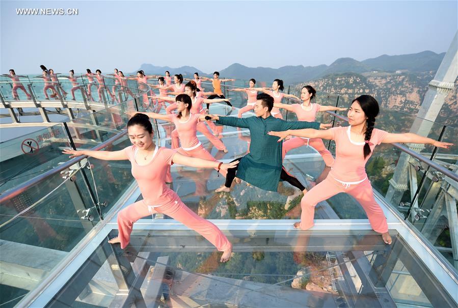 Praticantes de Yoga treinam no maior mirante de vidro do mundo